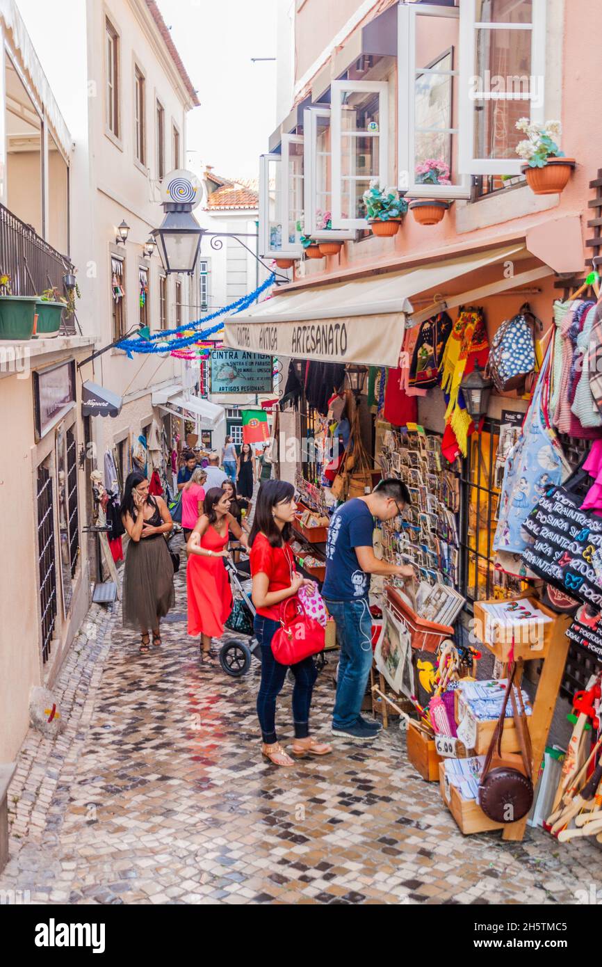 SINTRA, PORTOGALLO - 9 OTTOBRE 2017: Turisti in una strada stretta a Sintra, Portogallo Foto Stock