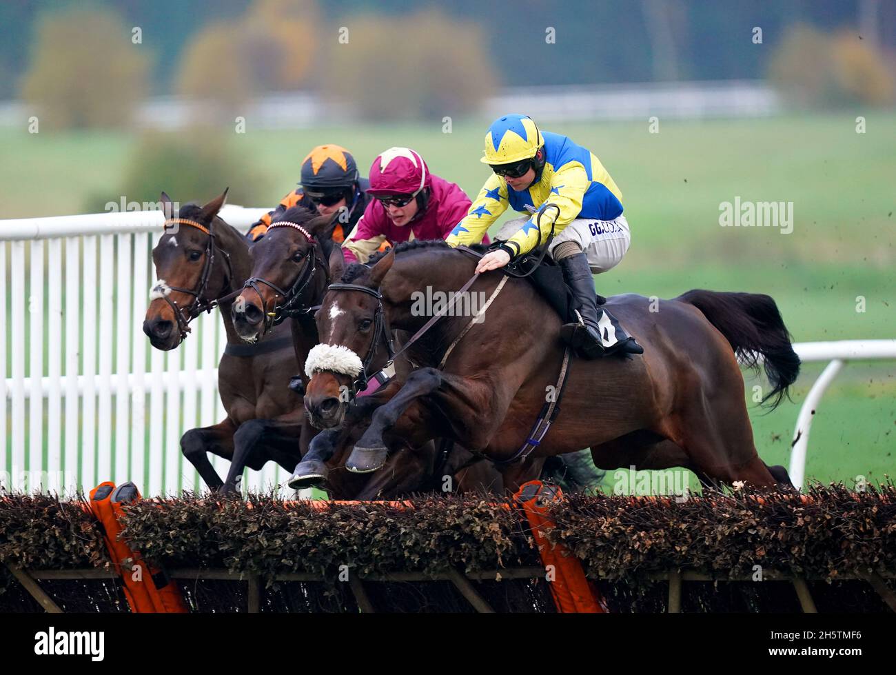 Mister Sweets indovinato da jockey Sean Bowen (a destra) supera un ostacolo sulla strada per vincere la barriera handicap Molson Coors al Market Rasen Racecourse, Lincolnshire. Data immagine: Giovedì 11 novembre 2021. Foto Stock