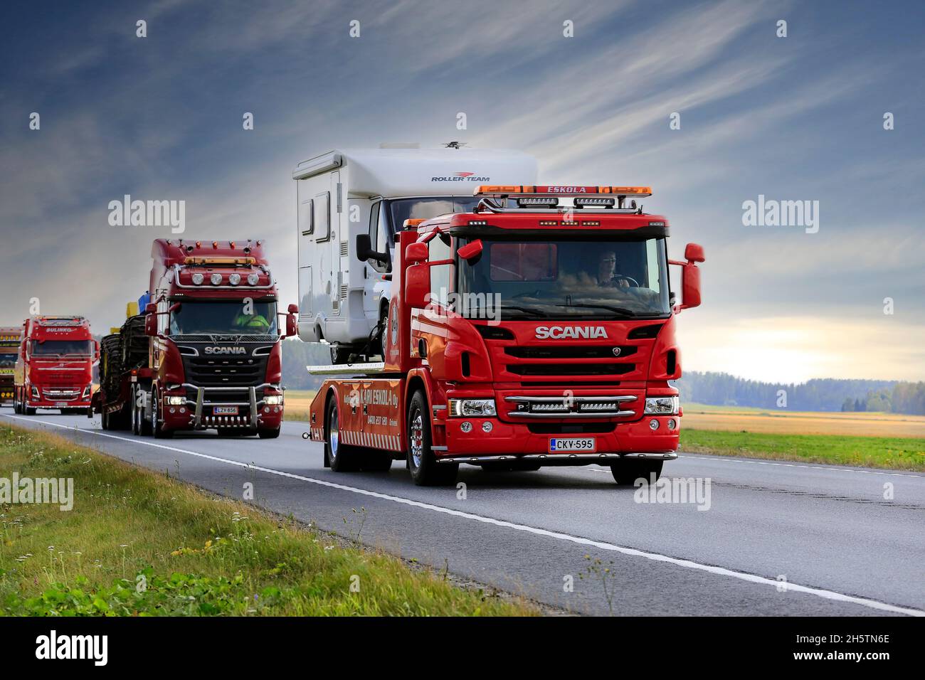 Autocarro pesante convoglio a Power Truck Show con Scania P camion Eskola che trasporta un camper prima in linea. Luopajarvi, Finlandia. 9 agosto 2018. Foto Stock