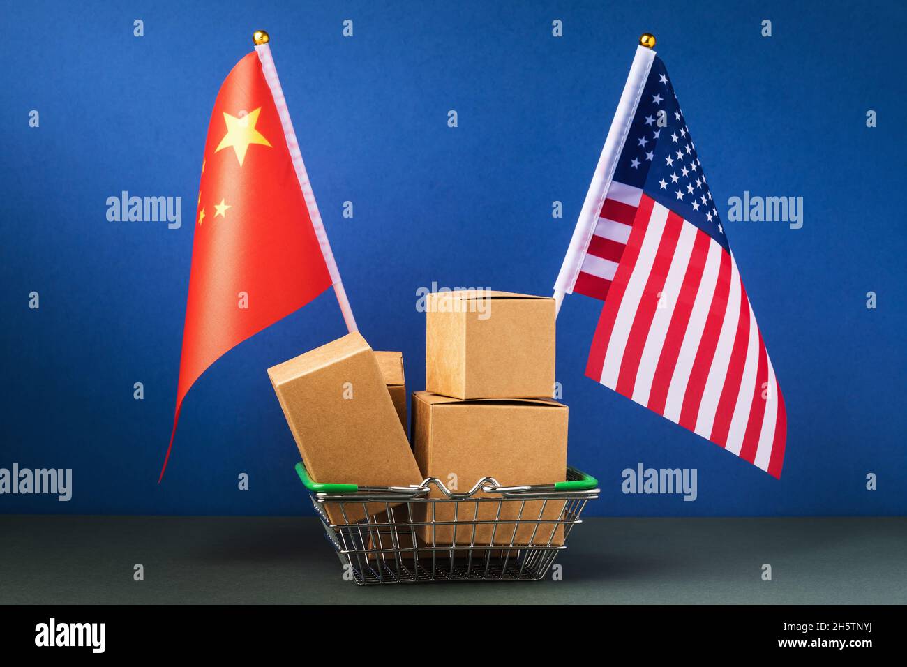 Varie scatole in un cestino di cibo e due bandiere su uno sfondo blu, il concetto di commercio tra la Cina e gli Stati Uniti d'America Foto Stock