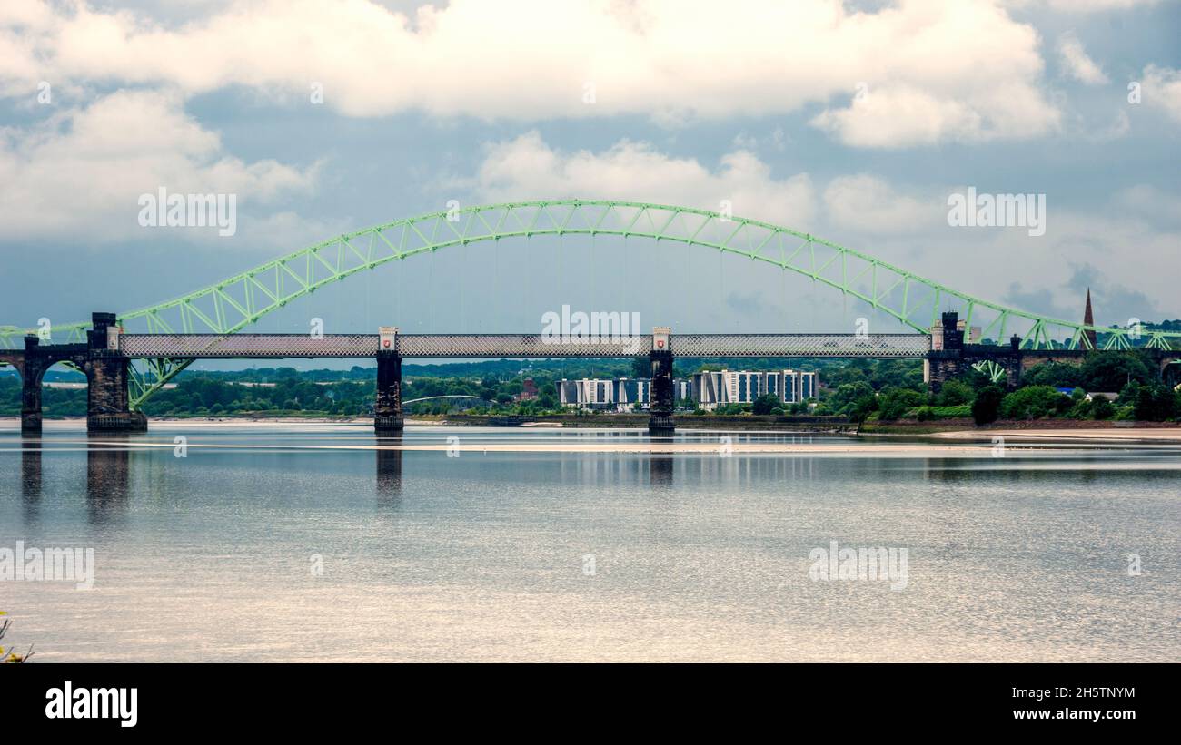 Vecchio ponte Runcorn , guardando dal pascolo Pickering. Foto Stock
