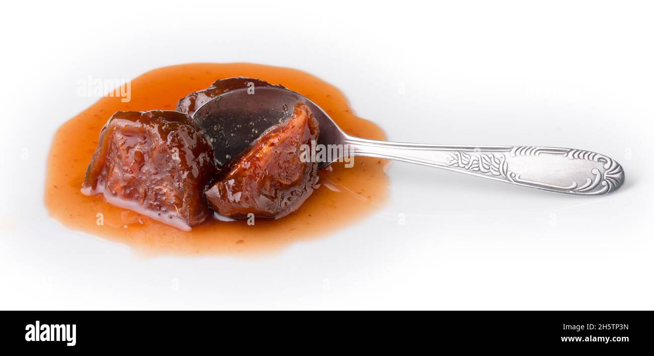 confettura di ambarella o di prugne con cucchiaio, chioseup di cibi dolci fatti in casa isolato su sfondo bianco Foto Stock