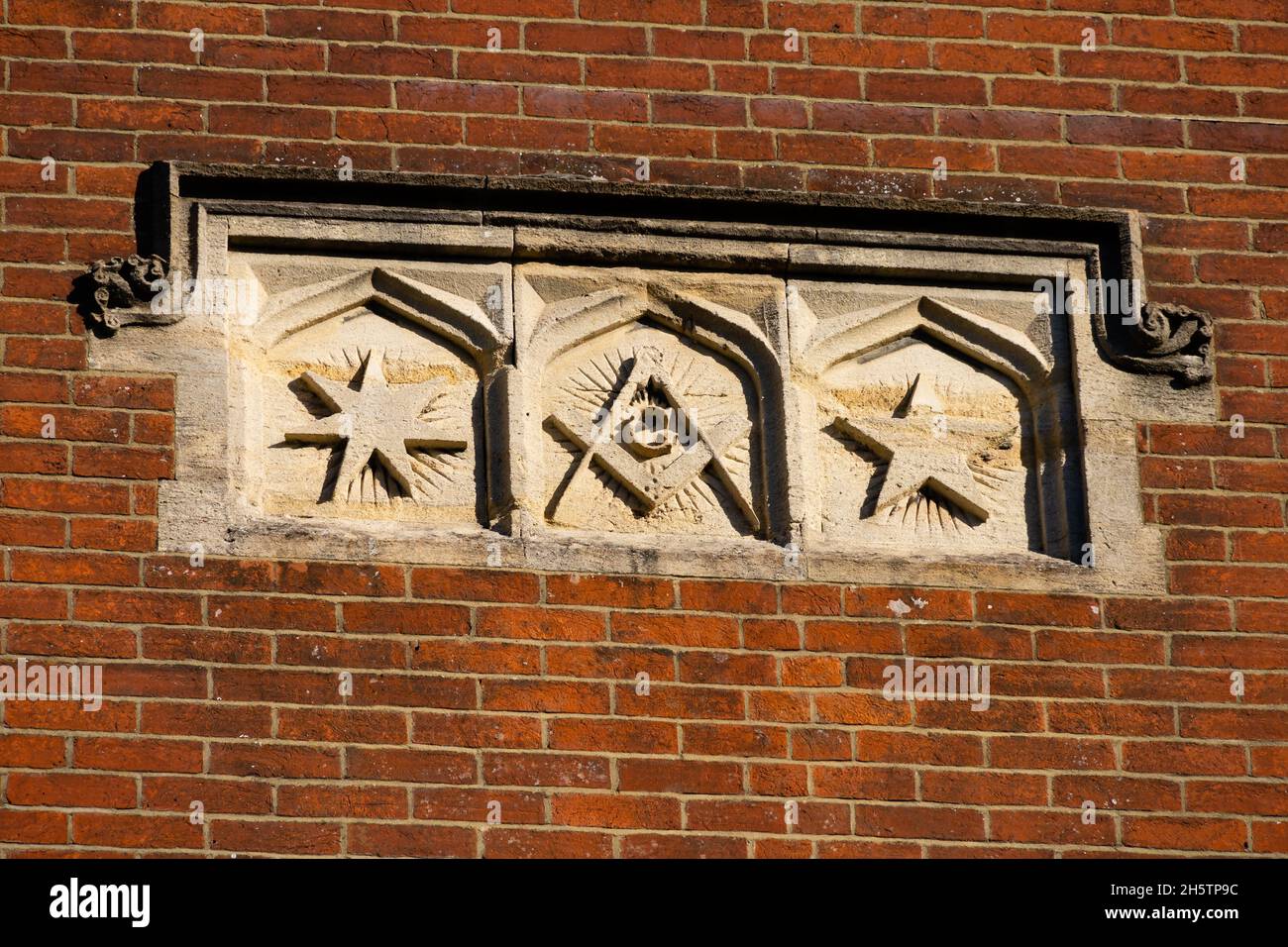 Simbolo massonico dettaglio sul muro di Salisbury Freemasons Hall, Crane St, Salisbury, Wiltshire, Inghilterra. Ospita sette Lodges Foto Stock