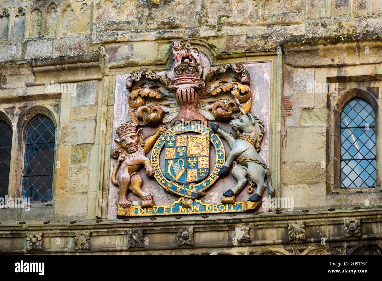Dettaglio dal Royal Coat of Arms sulla porta di High Street che conduce alla Cattedrale. Salisbury, Wiltshire, Inghilterra Foto Stock