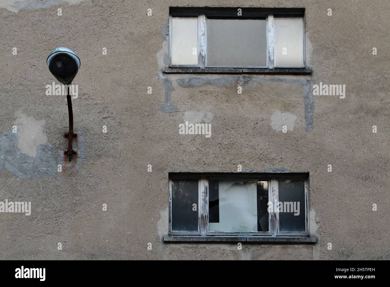 Alte, angerostete Außenleuchte / Wandlaterne an der Hauswand eines Abschnitts des Prora Komplex 2017 'Koloss von Prora', Rügen, Deutschland. Foto Stock