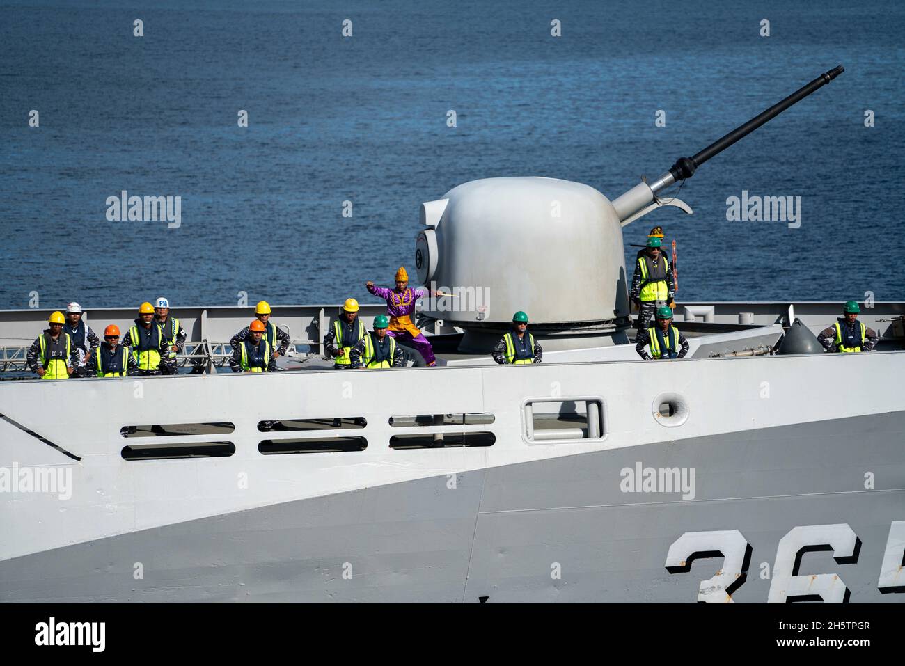 Java Mare, Indonesia. 09 novembre 2021. La Marina indonesiana di classe Diponegoro corvette KRI Diponegoro naviga accanto alla nave da combattimento litoranea variante Indipendenza USS Jackson durante la cooperazione a galla e preparazione e addestramento il 9 novembre 2021 nel mare di Giava. Credit: MK3/MK3/MK3/MK3/MK3/MK3/MK3/MK3 Foto Stock