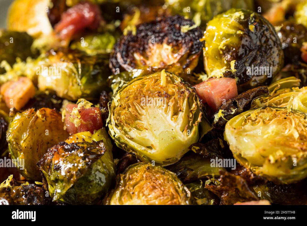 Germogli di Brussel sani e biologici al forno con panchetta Foto Stock