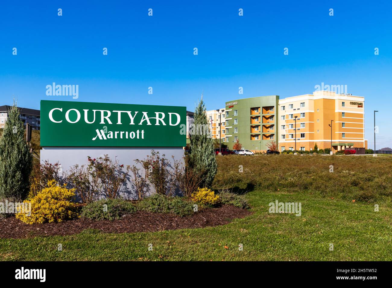 Morgantown, West Virginia - 5 novembre 2021: Courtyard by Marriott è un hotel di media categoria di proprietà del mio Marriott International Foto Stock
