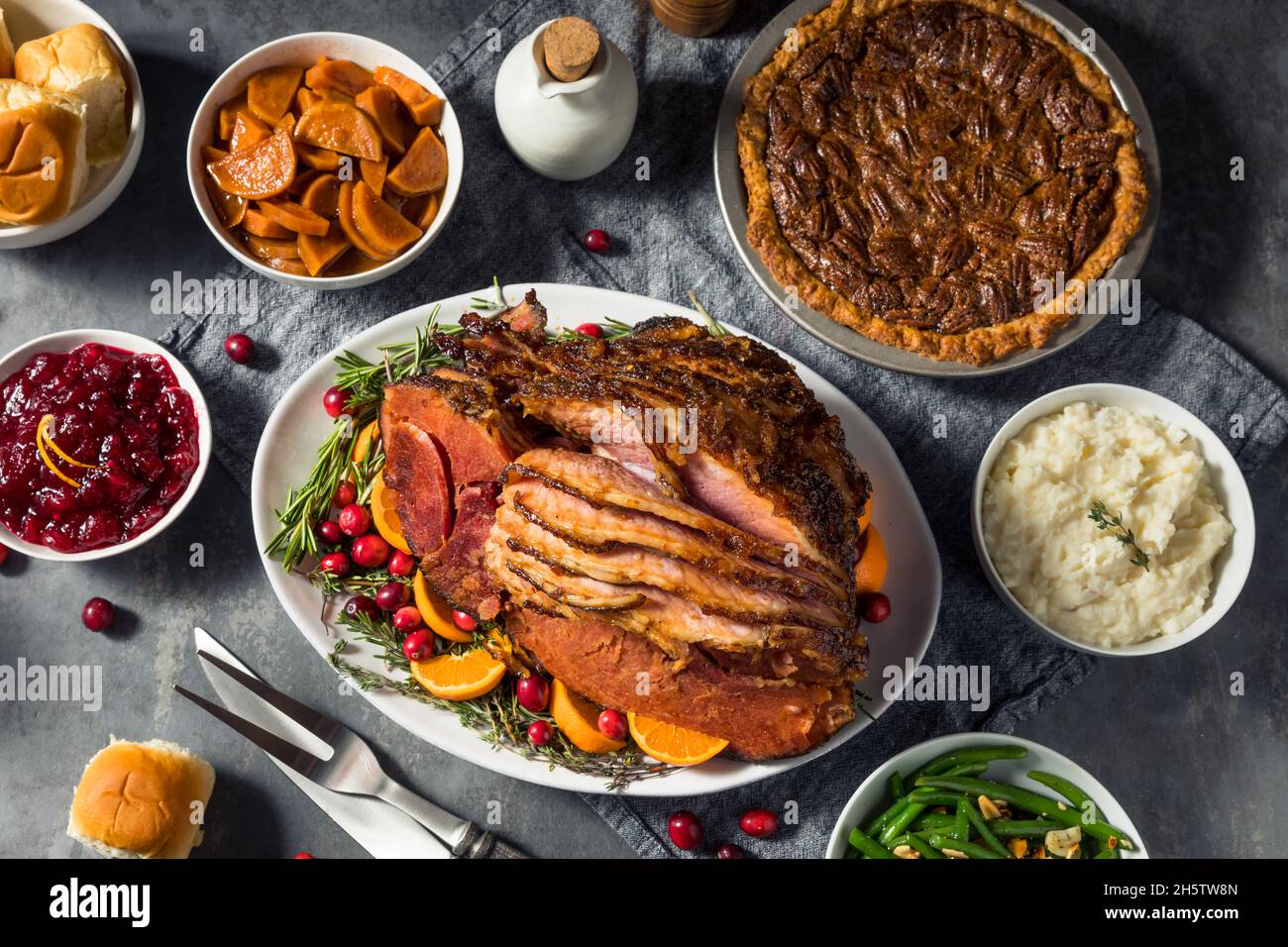 Cena fatta in casa con patate al mirtillo e Pecan Pie Foto Stock