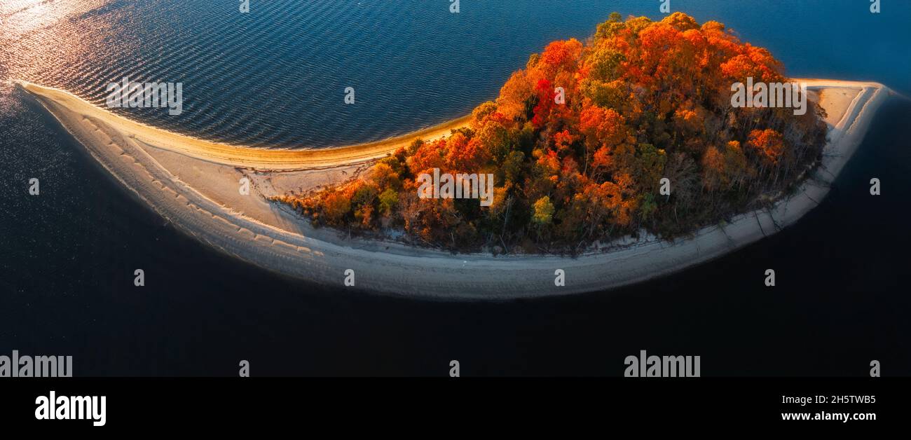 Vista aerea di Treasure Island ufficialmente conosciuta come Osborn Island nel New Jersey durante i colori di picco del fogliame autunnale. Foto Stock