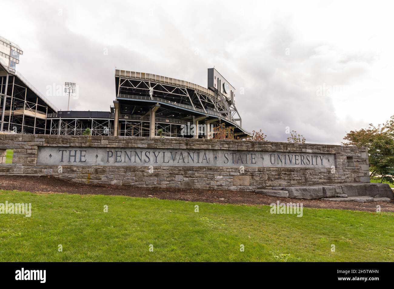 State College, Pennsylvania - 22 ottobre 2021: La Pennsylvania state University firma di fronte al Beaver Stadium Foto Stock