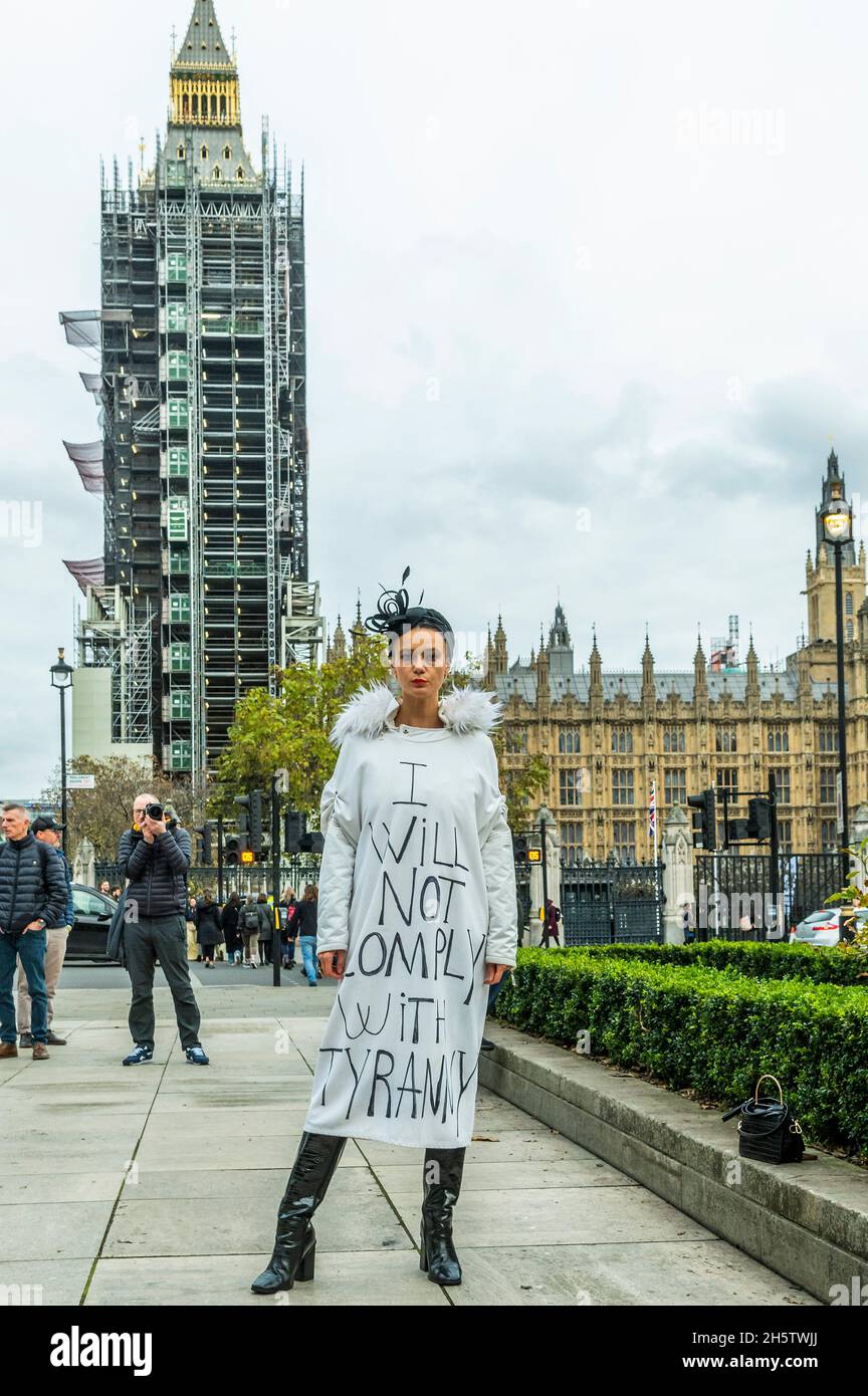 Londra, Regno Unito. 11 Nov 2021. Una piccola protesta contro i vaccini, nella piazza del parlamento, relativa ai vaccini obbligatori per i lavoratori della NHS. Credit: Guy Bell/Alamy Live News Foto Stock