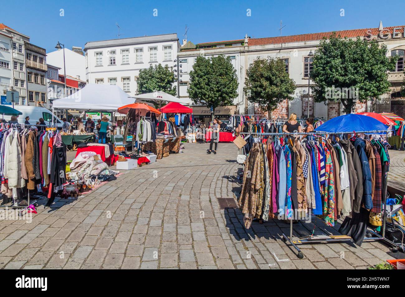 BRAGA, PORTOGALLO - 15 OTTOBRE 2017: Mercato in piazza Largo Carlos Amarante a Braga, Portogallo Foto Stock