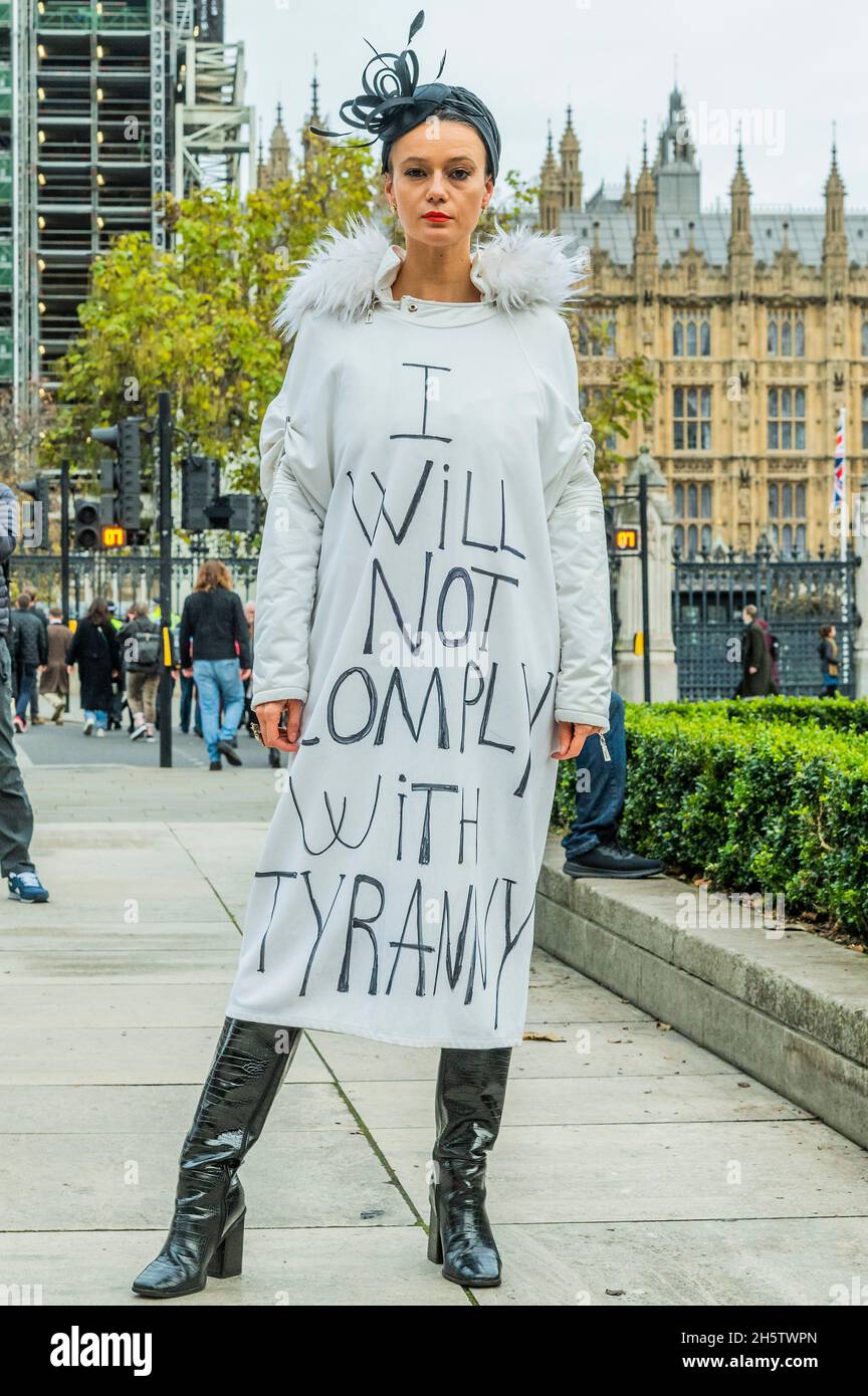 Londra, Regno Unito. 11 Nov 2021. Una piccola protesta contro i vaccini, nella piazza del parlamento, relativa ai vaccini obbligatori per i lavoratori della NHS. Credit: Guy Bell/Alamy Live News Foto Stock