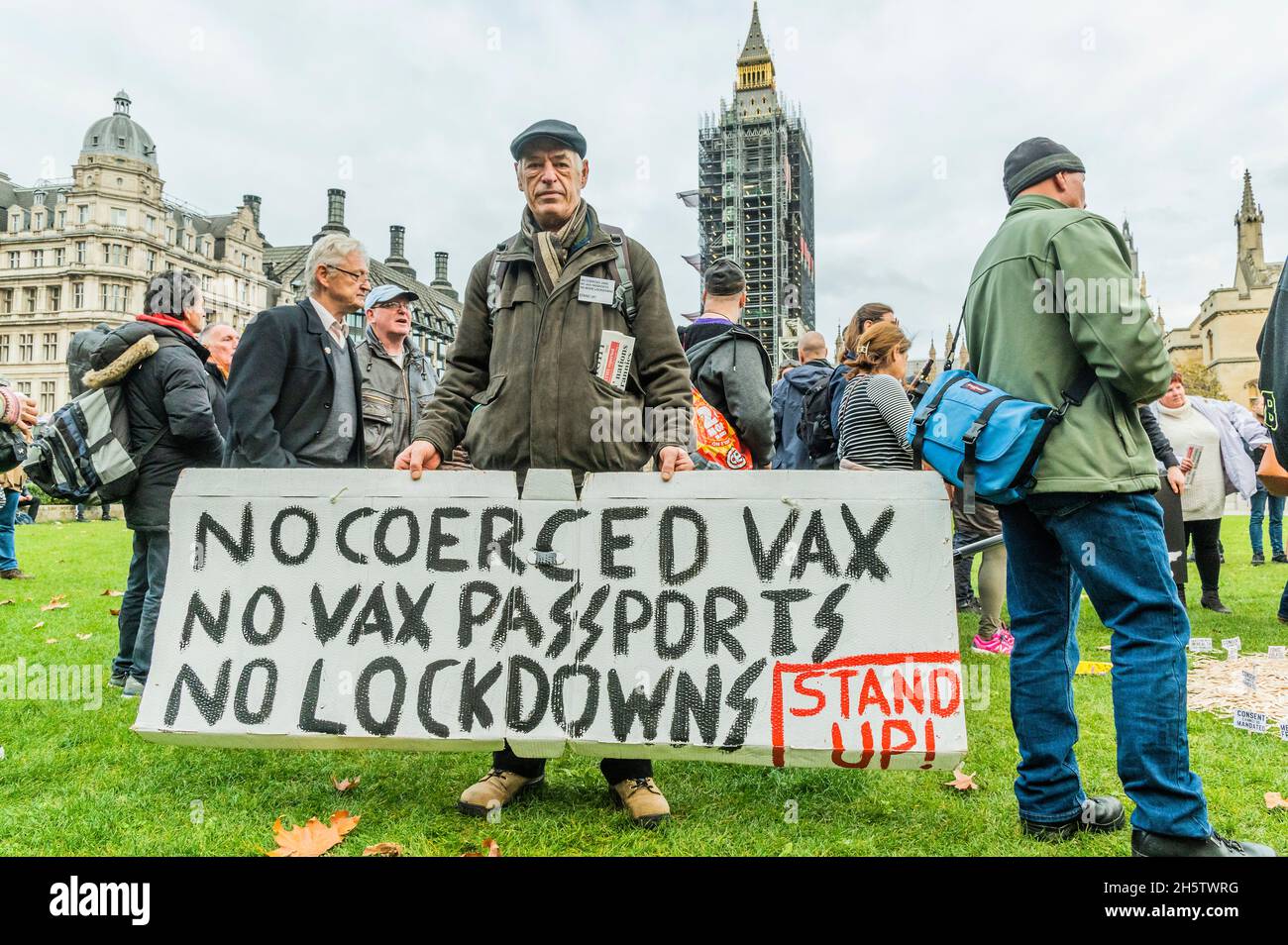 Londra, Regno Unito. 11 Nov 2021. Una piccola protesta contro i vaccini, nella piazza del parlamento, relativa ai vaccini obbligatori per i lavoratori della NHS. Credit: Guy Bell/Alamy Live News Foto Stock