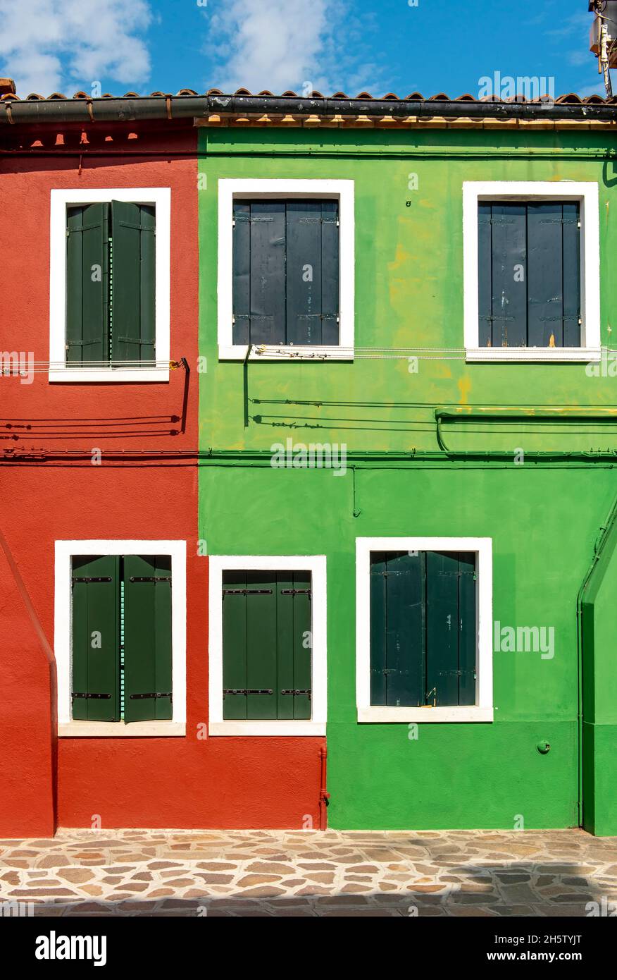 Primo piano della facciata di casa rossa e verde, Burano, Venezia, Italia Foto Stock