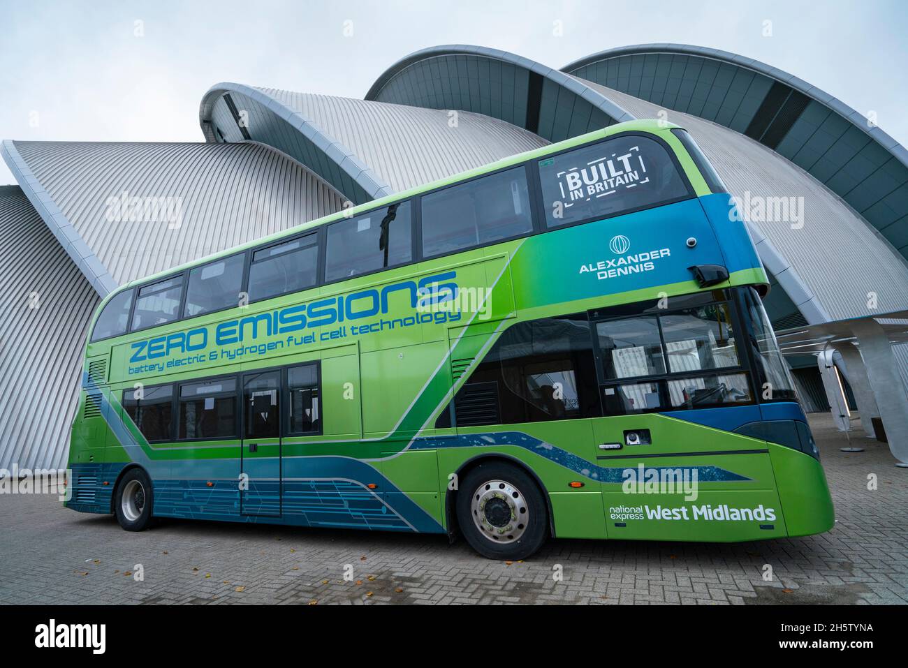 Glasgow, Scozia, Regno Unito. 11 novembre 2021. 12° giorno del vertice sul clima di UM COP26 a Glasgow. PIC; Bus alimentato a batteria elettrica e a pila a combustibile a idrogeno sul display della COP26. Iain Masterton/Alamy Live News. Foto Stock