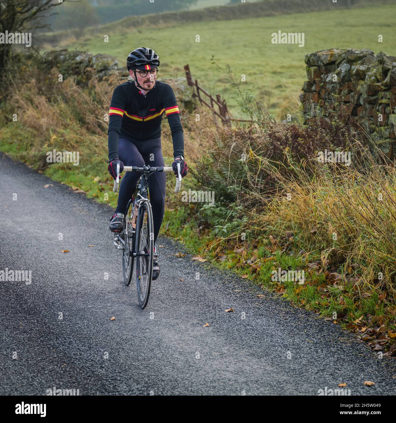 Ciclista maschile che fa il massimo del bel tempo autunnale a Bowland, Lancashire, Regno Unito. Foto Stock
