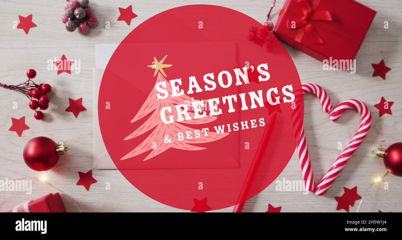 Immagine di stagioni saluti testo su decorazioni di natale Foto Stock