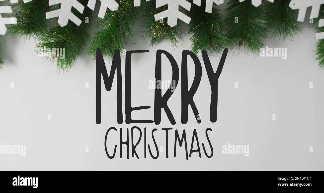 Immagine di buon testo di natale sui rami Foto Stock