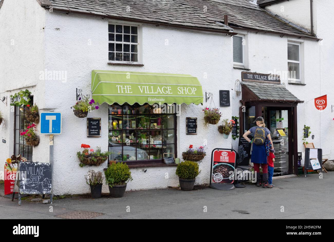 Village shop UK; l'esterno del villaggio o negozio d'angolo, Braithwaite villaggio, il Lake District, Cumbria UK; esempio di un negozio inglese villaggio Foto Stock