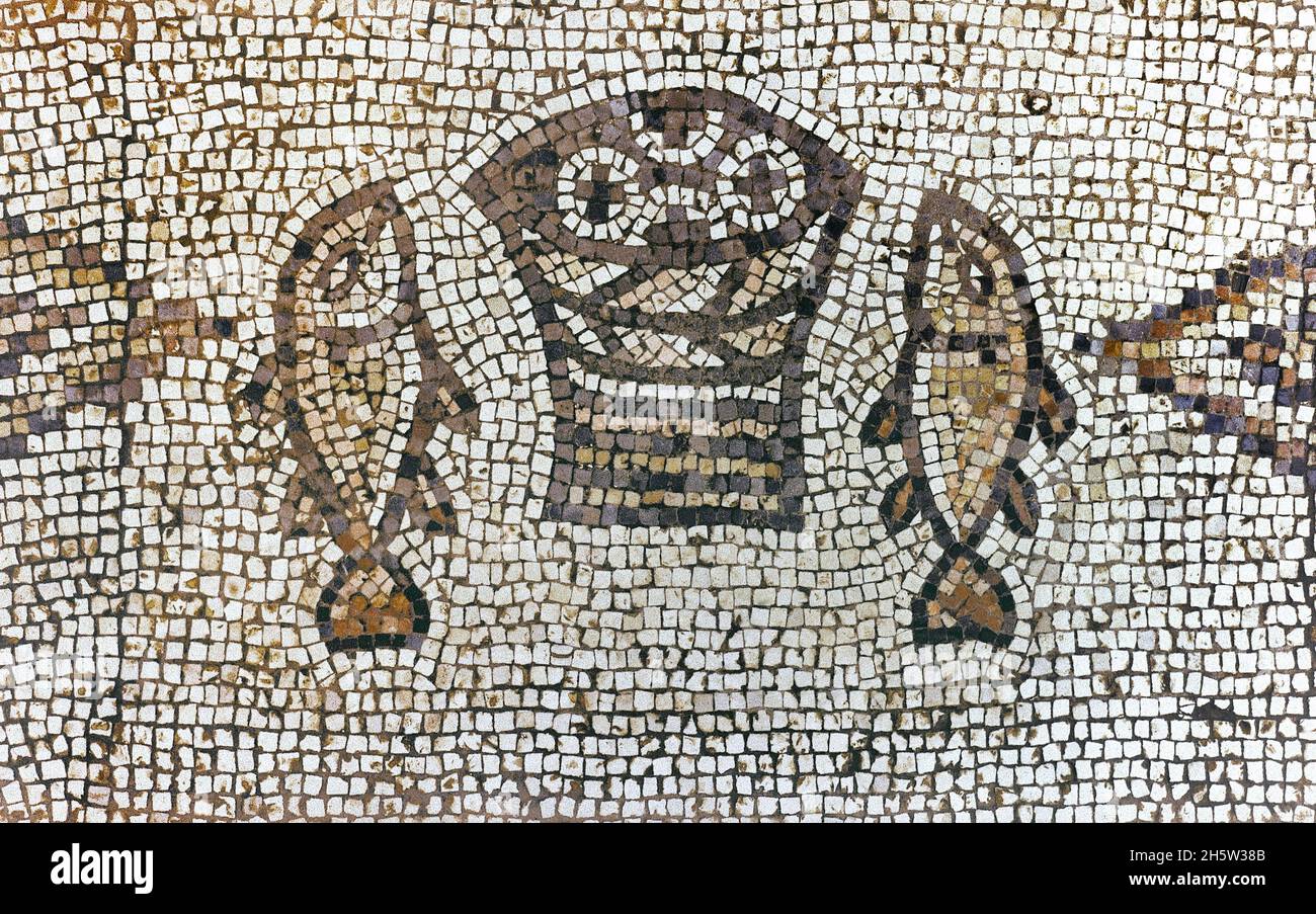 Chiesa della moltiplicazione. Particolare mosaico raffigurante la moltiplicazione dei pani e dei pesci (V secolo). Tabgha, Galilea, Israele. Foto Stock
