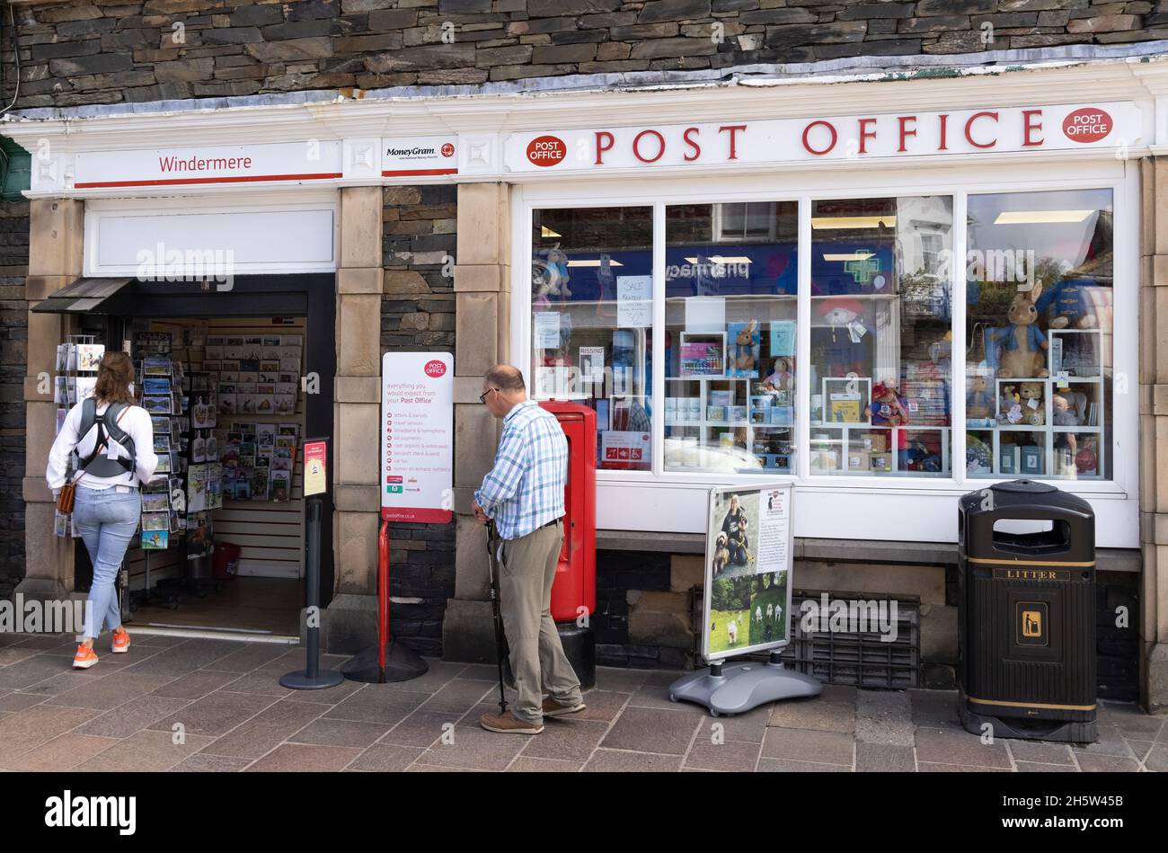 Lake District Post Office Inghilterra - persone fuori Windermere Post Office, Windermere città, il Lake District, Cumbria Regno Unito Foto Stock