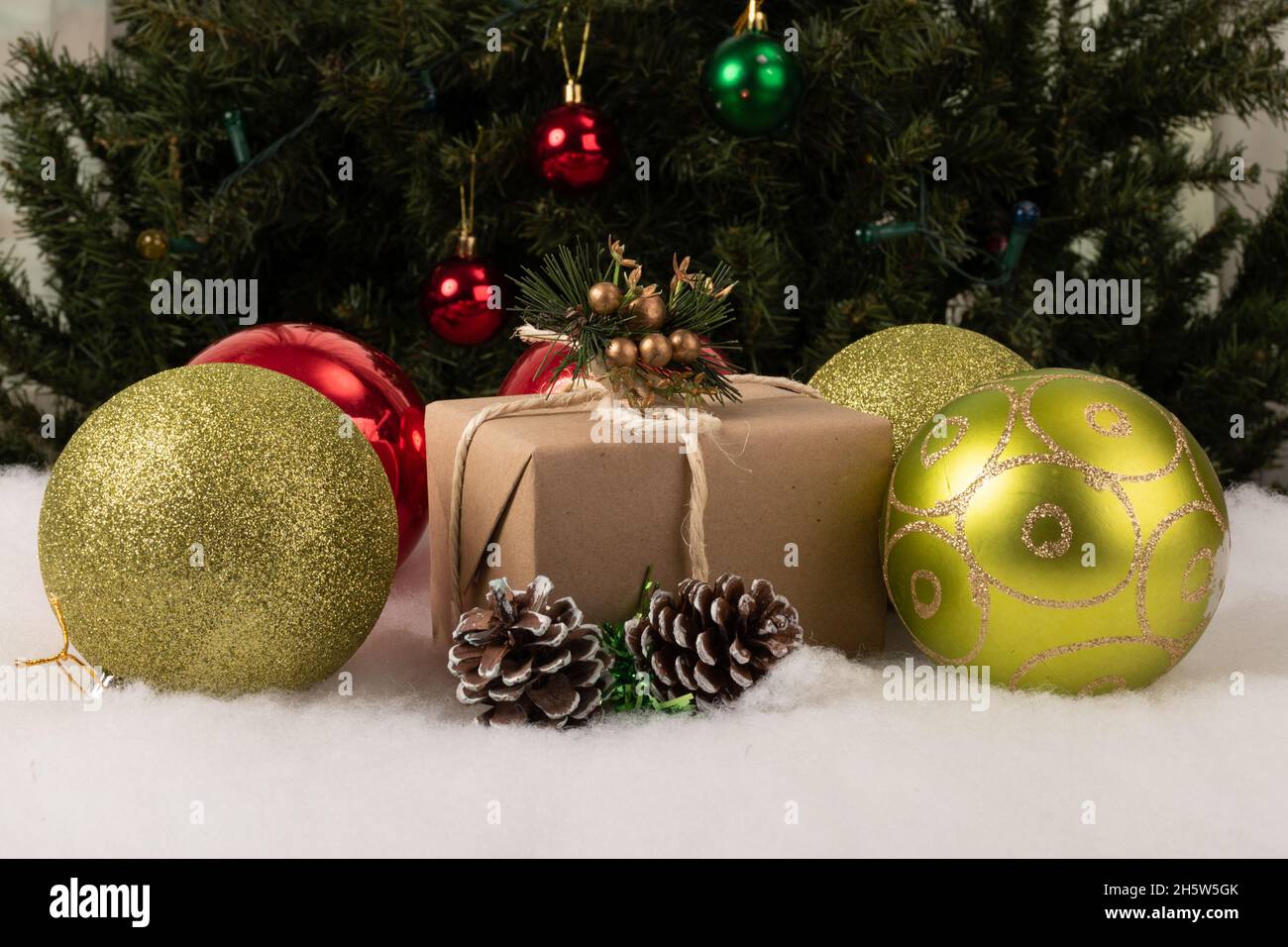 Albero Di Natale Con Neve Finta Scatola regalo di Natale decorata con sfere colorate su neve finta