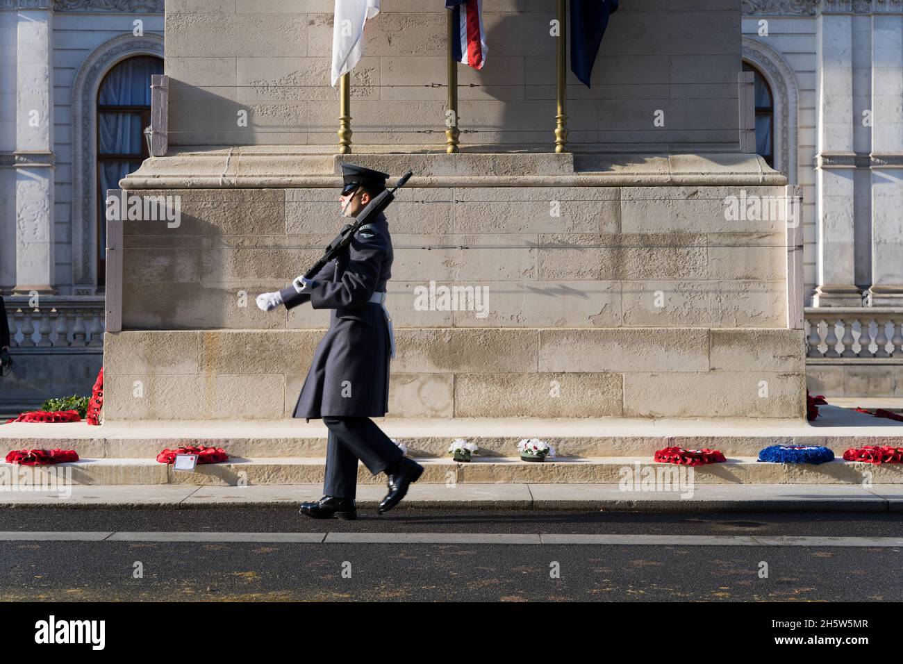 London Whitehall, Regno Unito, 11 novembre 2021. I Veterani e il pubblico generale si riuniscono intorno al Cenotaph su Whitehall e pagano rispetto alla guerra morta in una veglia da parte della Guardia d'onore del Raw Regiment, durante un servizio di ricordo per il giorno dell'armistizio, osservato due minuti di silenzio alle 11. Credit: Xiu Bao / Alamy Live News Foto Stock
