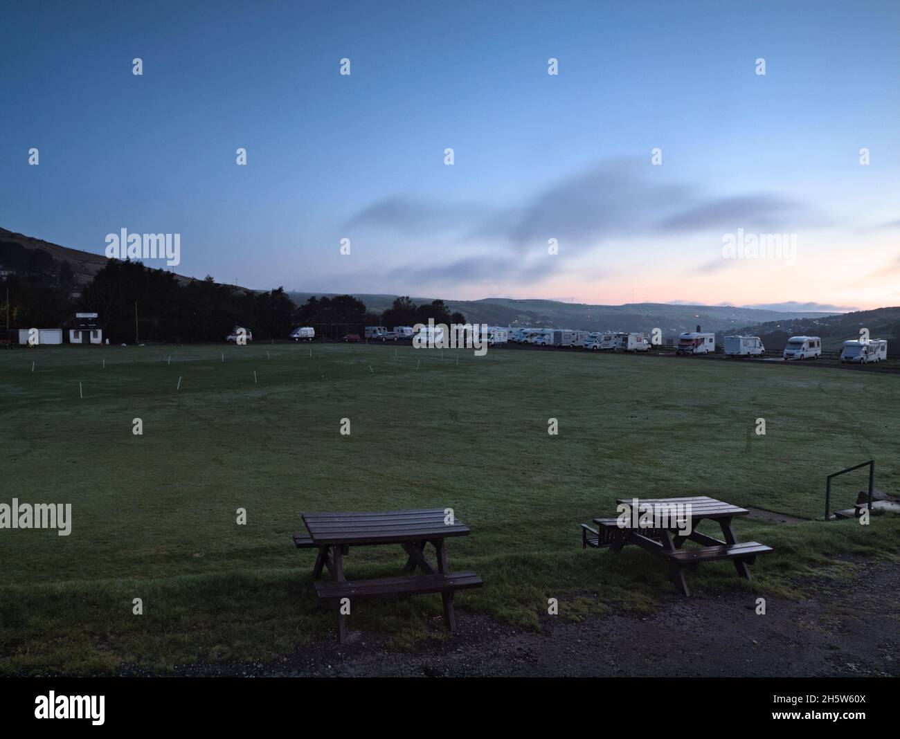 MCS Camping e Caravan Club si incontrano al Marsden Cricket Club's Hemplow Ground, prima dell'alba. Foto Stock