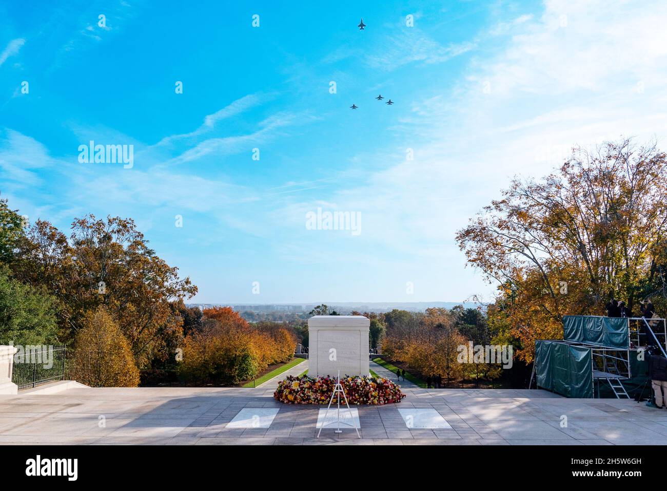 Arlington, Stati Uniti. 11 Nov 2021. Una formazione di United States Air Force F-16 Fighting Falcons volare sopra durante una cerimonia centennale per la Tomba del Milite Ignoto, nel cimitero nazionale di Arlington, il giorno dei Veterans, Giovedi, 11 novembre 2021, In Arlington, Virginia.Credit: Alex Brandon/Pool via CNP /MediaPunch Credit: MediaPunch Inc/Alamy Live News Foto Stock