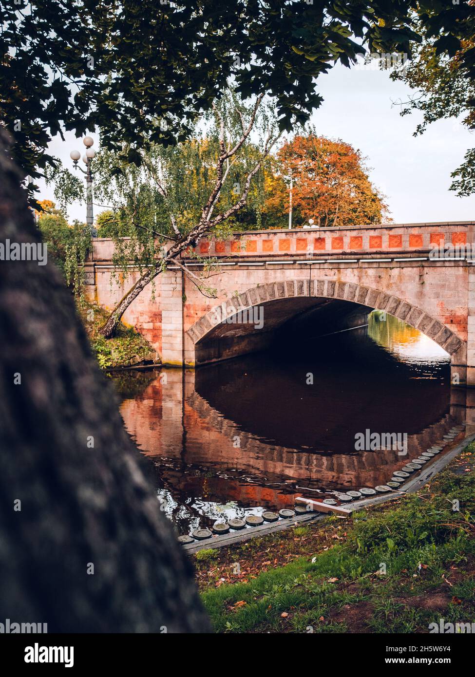 Acqua sotto il ponte - riga, Lettonia Foto Stock