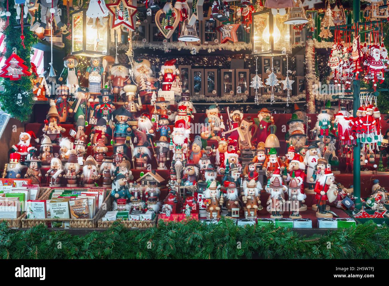 Giocattoli di legno e decorazioni natalizie al mercatino di Natale Stall - Norimberga, Baviera, Germania Foto Stock