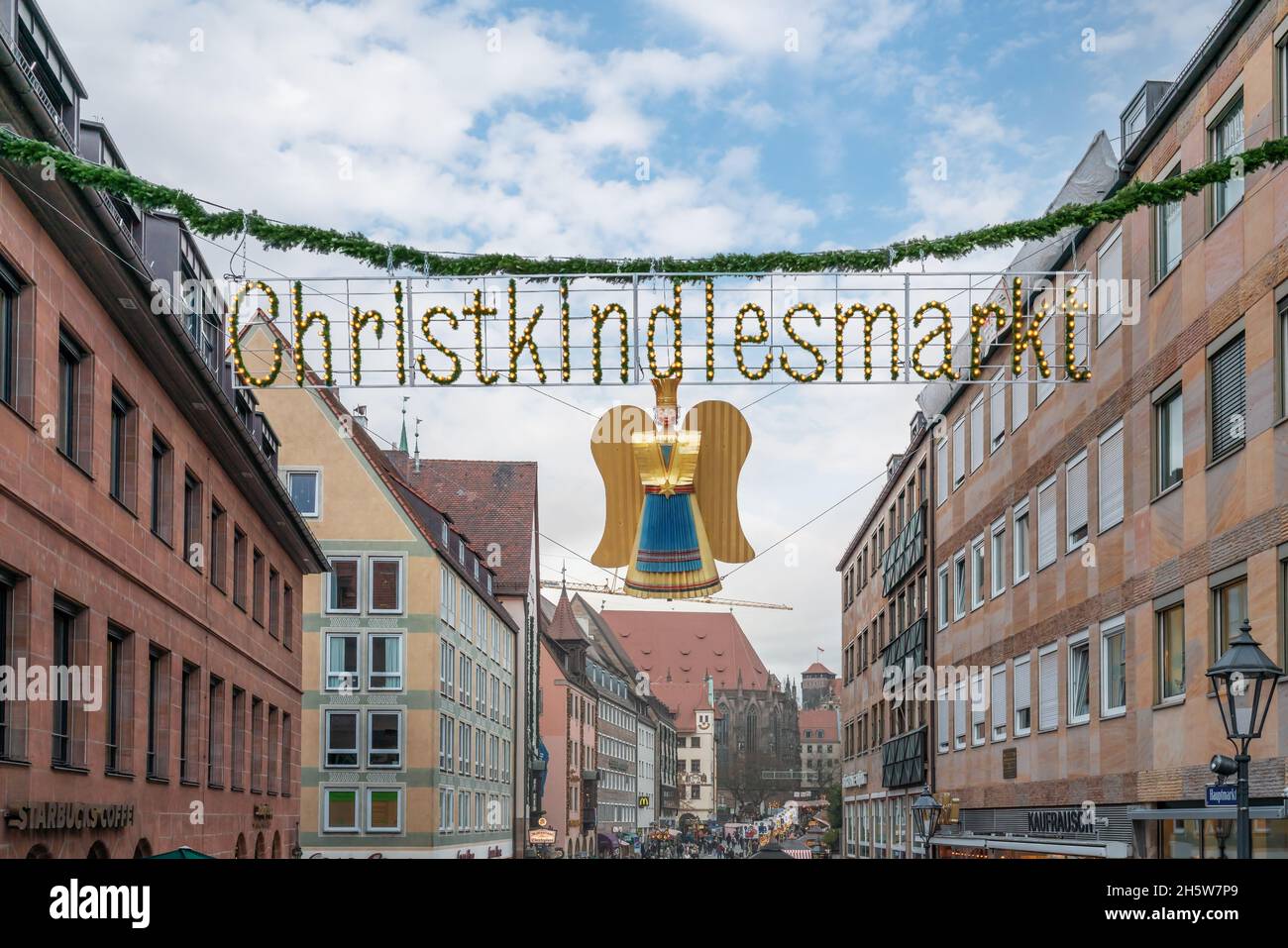 Decorazione dell'angelo al mercato di Natale (Christkindlesmarkt) - Norimberga, Baviera, Germania Foto Stock