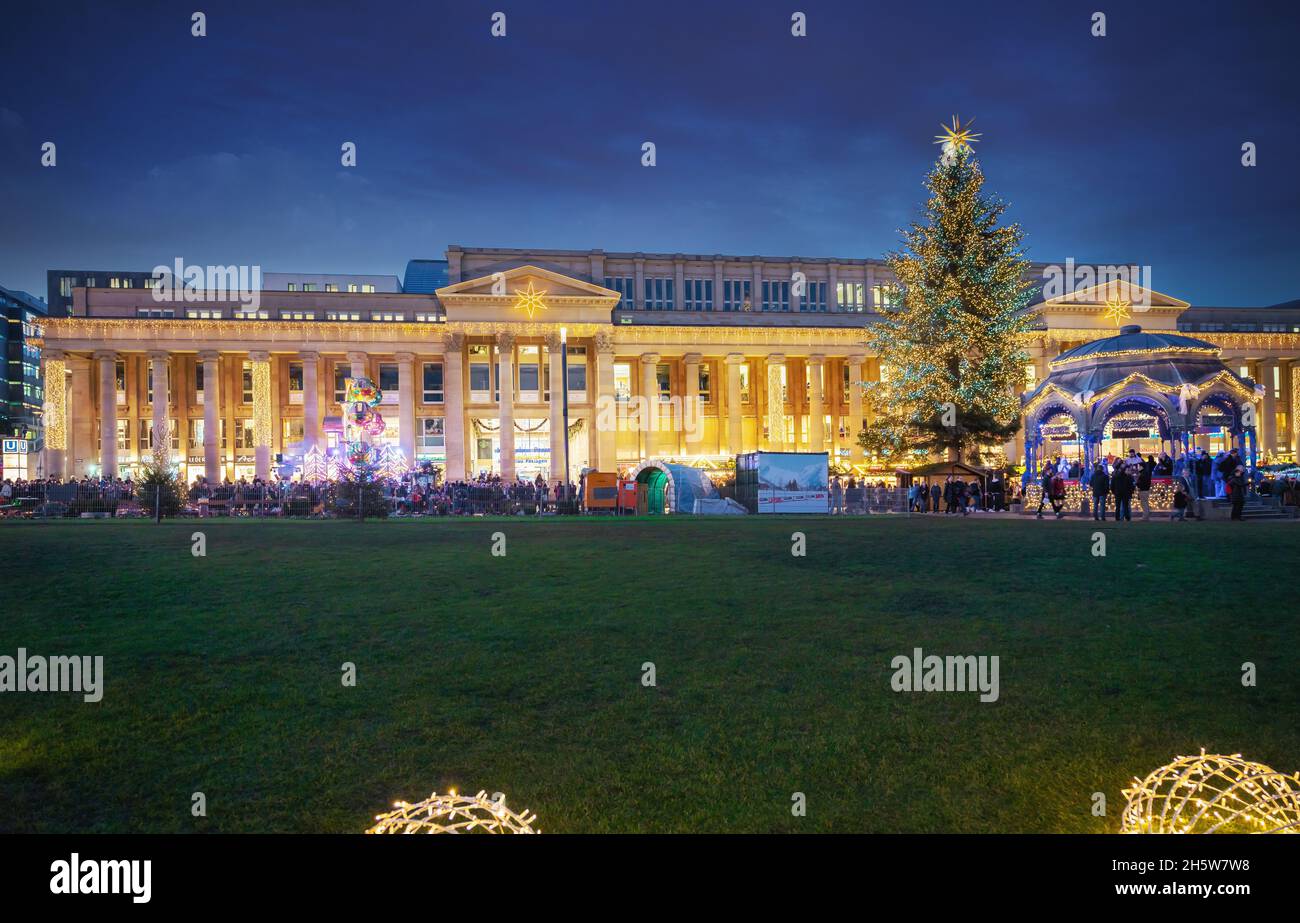 Mercatino di Natale di notte a Schlossplatz - Stoccarda, Baden-Wurttemberg, Germania Foto Stock