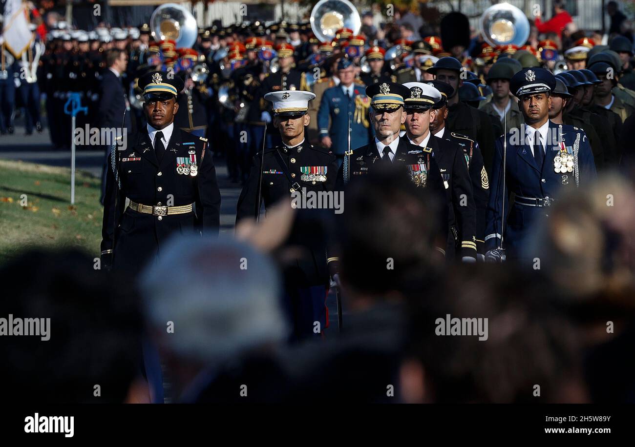 Le truppe degli Stati Uniti marciano durante una processione congiunta per onorificenze che evoca l'originale processione funebre del 1921 di un soldato sconosciuto della prima Guerra Mondiale, in commemorazione del centesimo anniversario della Tomba del Milite Ignoto nella Giornata dei Veterani in Arlington National Cemetery ad Arlington, Virginia, Stati Uniti, 11 novembre 2021. Credit: Jonathan Ernst/Pool via CNP Foto Stock