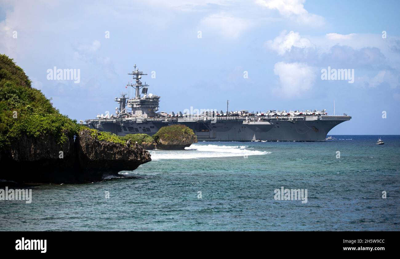 Porto di Apra, Stati Uniti. 11 Nov 2021. Il portaerei USS Carl Vinson della Marina statunitense di classe Nimitz entra nel porto di Apra sulla strada per una visita al porto, il 11 novembre 2021 a Guam, USA. Credit: MC1 Devin M. Langer/Planetpix/Alamy Live News Credit: Planetpix/Alamy Live News Foto Stock