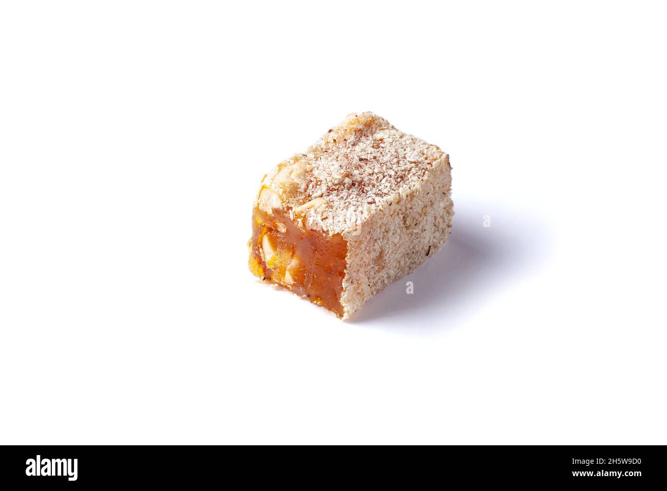 Turkish Delight isolato su sfondo bianco. Lokum fiocchi di cocco coperti. Caramelle di gelatina di frutta con nocciola. Primo piano Foto Stock