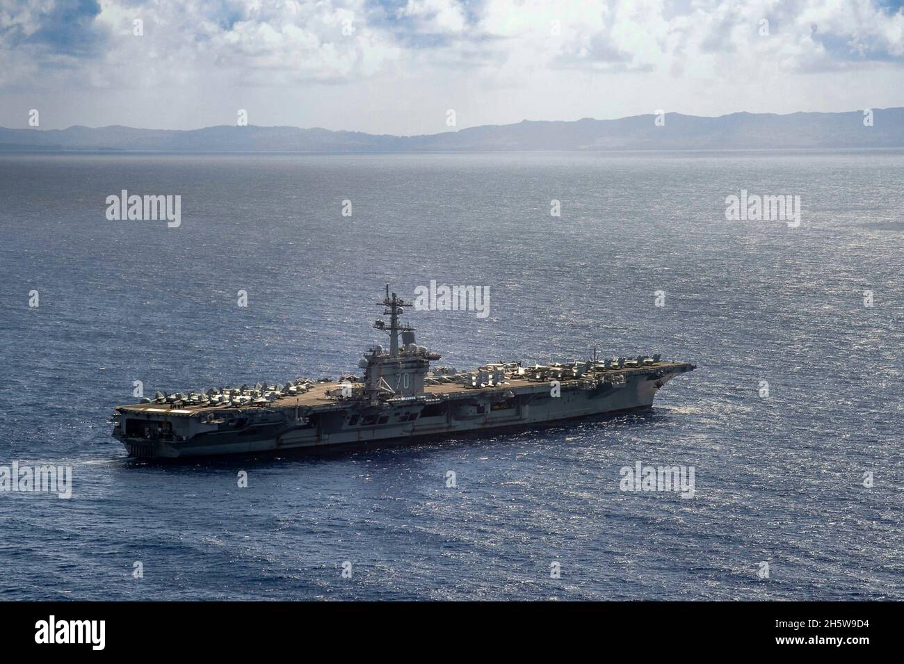 Mar delle Filippine, Stati Uniti. 11 Nov 2021. Il portaerei USS Carl Vinson della Marina statunitense di classe Nimitz transita nel Mare delle Filippine sulla strada per Guam per una visita al porto, il 11 novembre 2021 a Guam, USA. Credit: MC2 Haydn N. Smith/Planetpix/Alamy Live News Credit: Planetpix/Alamy Live News Foto Stock