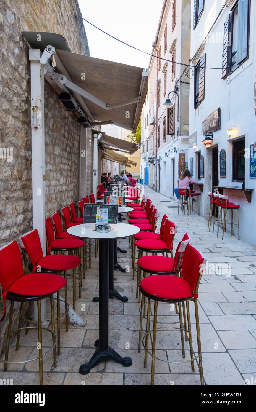 Strada con bar e caffè terrazze, centro storico, Zara, Croazia Foto stock -  Alamy