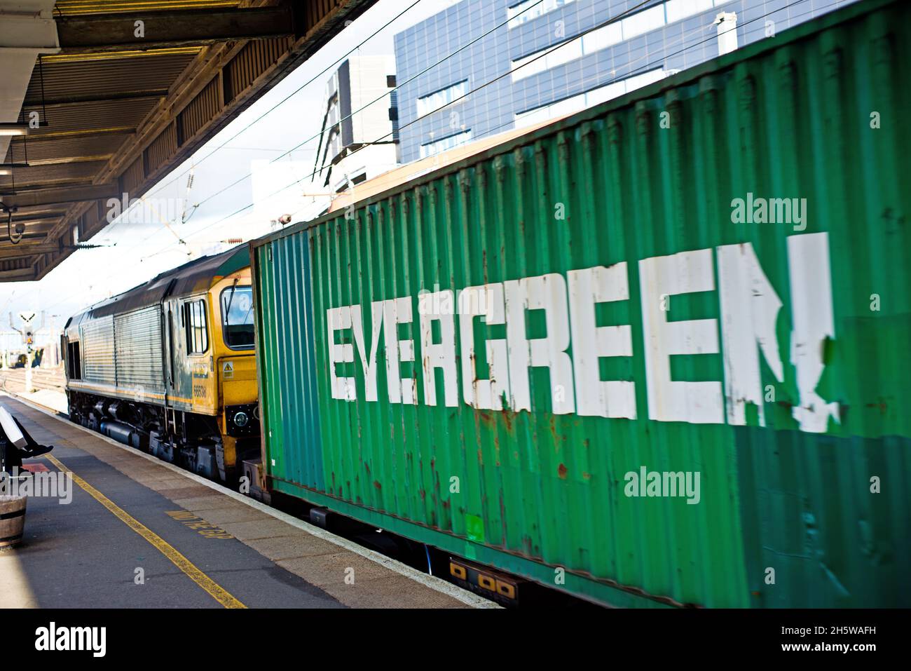 Classe 66 0n trasporto container attraverso la stazione ferroviaria di Doncaster, Doncaster, Inghilterra Foto Stock