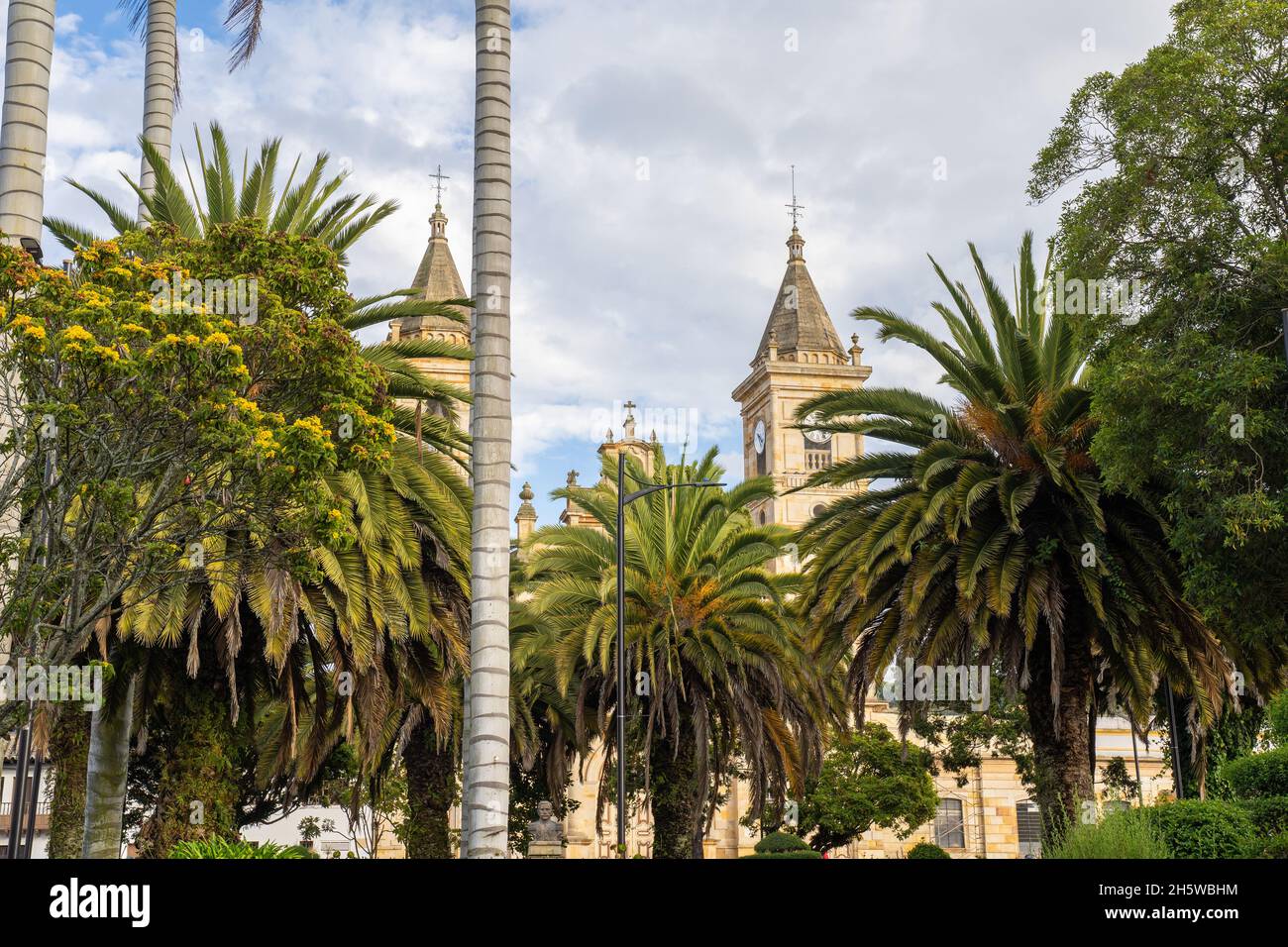 Parco centrale di Villapinzón con la Parrocchia di San Juan Bautista, a Cundinamarca, Colombia Foto Stock