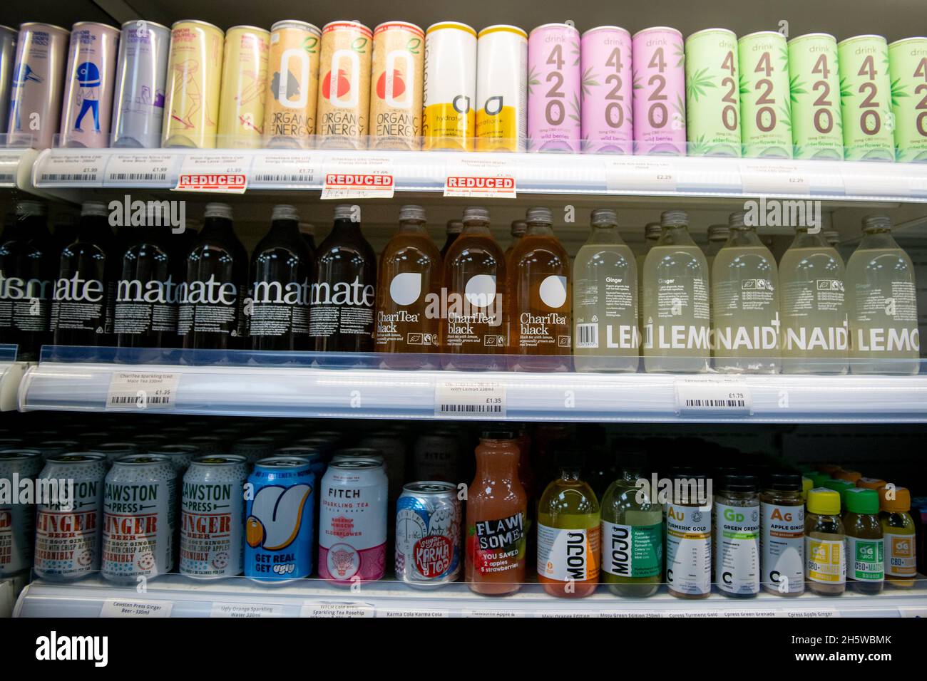 Negozio ad angolo vegano con una grande varietà di prodotti su scaffali e frigoriferi Foto Stock