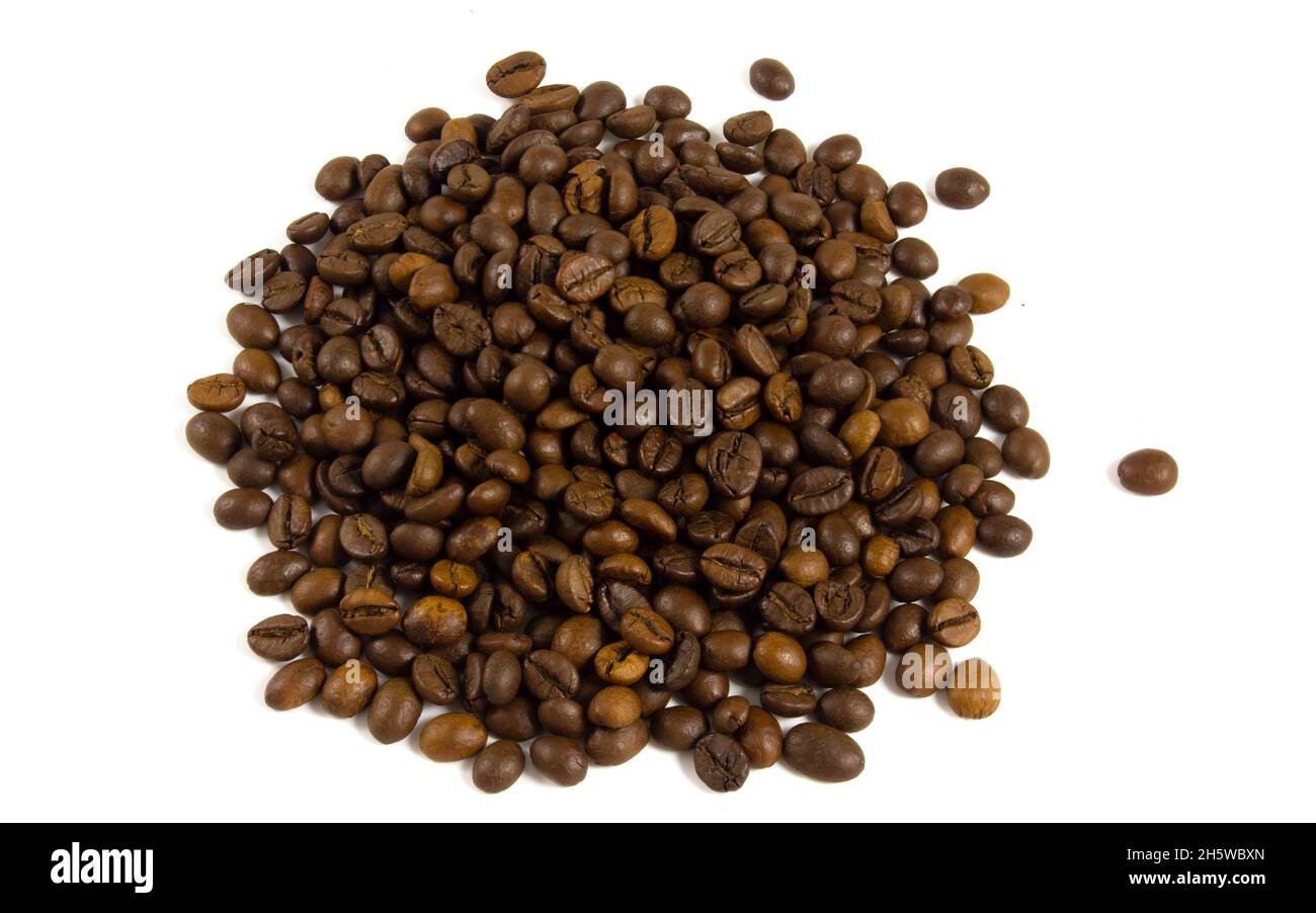 Pila di chicchi di caffè isolato su sfondo bianco Foto Stock