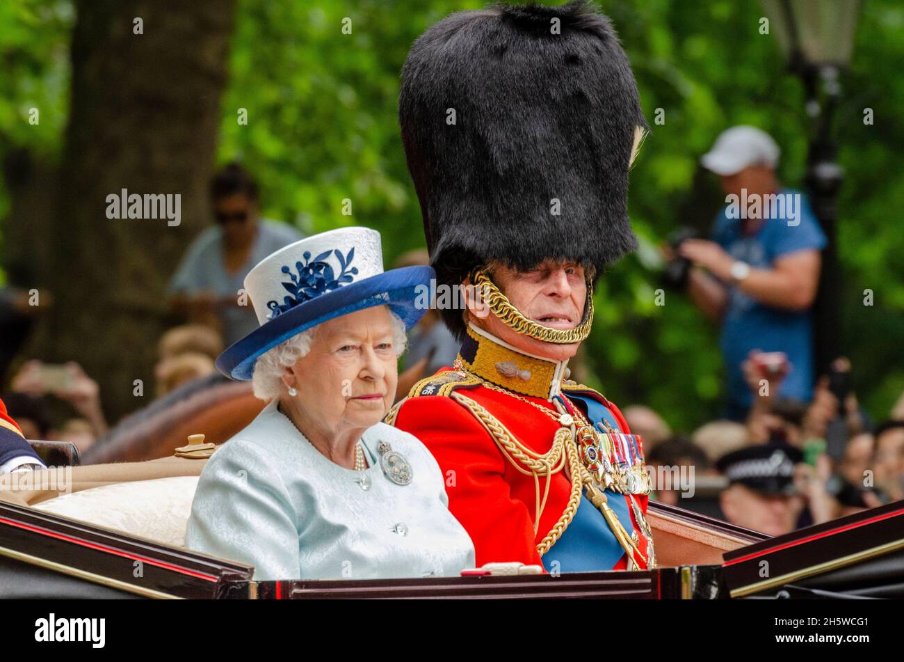 La regina Elisabetta e il principe Filippo nel centro commerciale, Londra, Regno Unito, per Trooping the Color 2014. Duca di Edimburgo in uniforme, in carrozza Foto Stock