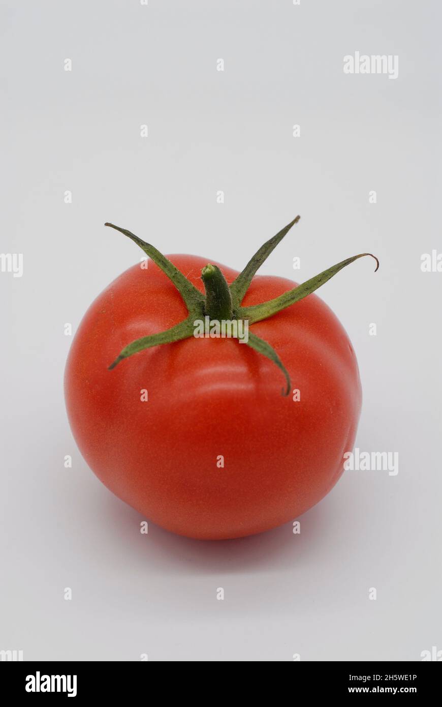 pomodoro rosso sano con gambo Foto Stock