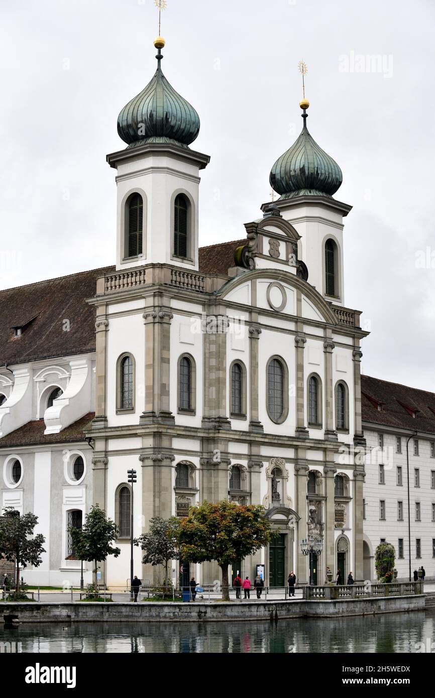Chiesa di Jesuitenkirche si affaccia sul fiume Reuss a Lucerna, Svizzera Foto Stock