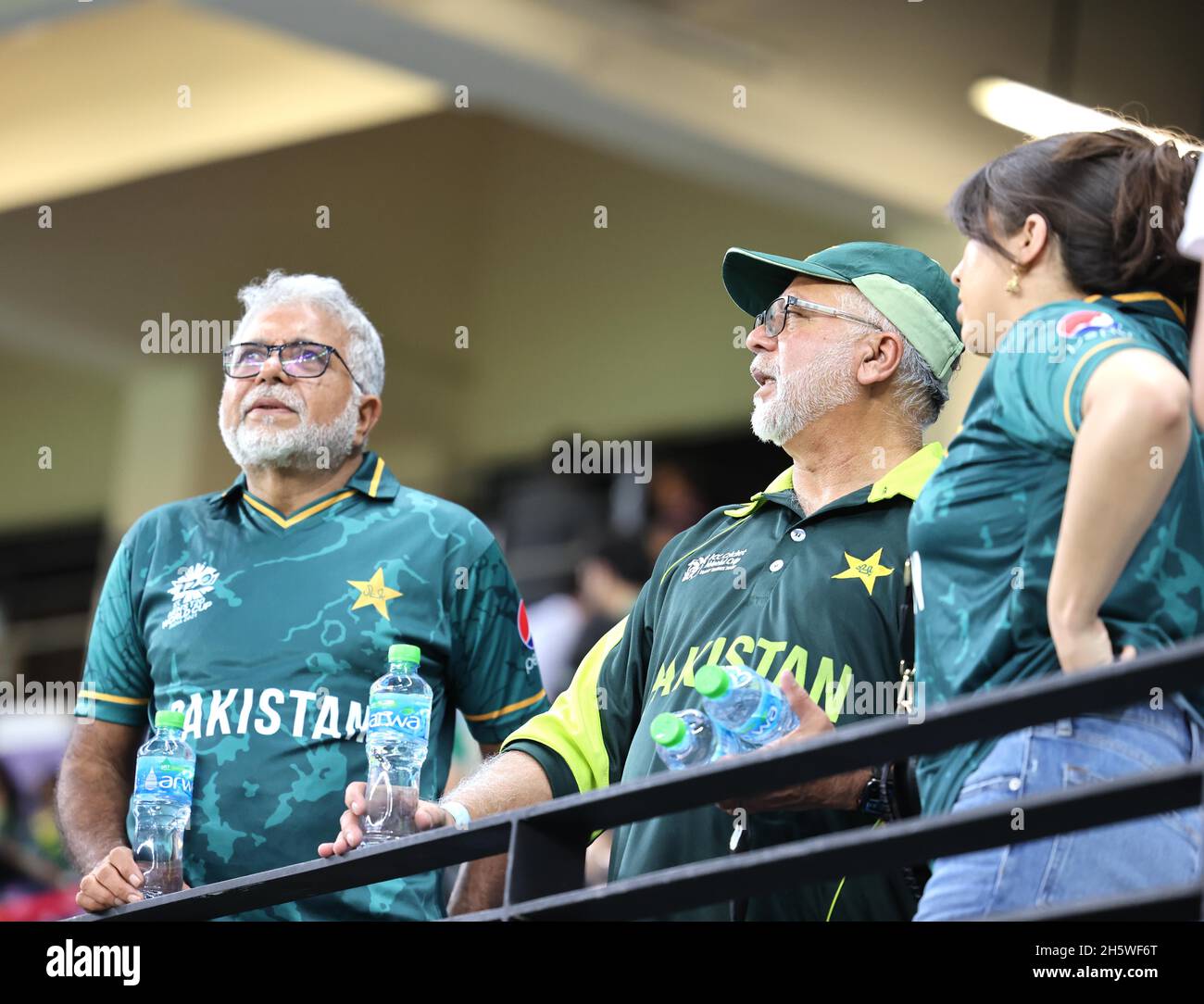 Dhubai, UAE, 11, Nov 2021: ICC T20 2a semifinale: Pakistan vs Australia : Australia vinse da 5 wickets contro pakistan ed entrò in finale con NZ. Deluso tifosi dal pakistan. Durante il 2 ° semi a Dubai Interrnaational Stadium un Giovedi . Photo Credit : Seshadri SUKUMAR Credit: Seshadri SUKUMAR/Alamy Live News Foto Stock