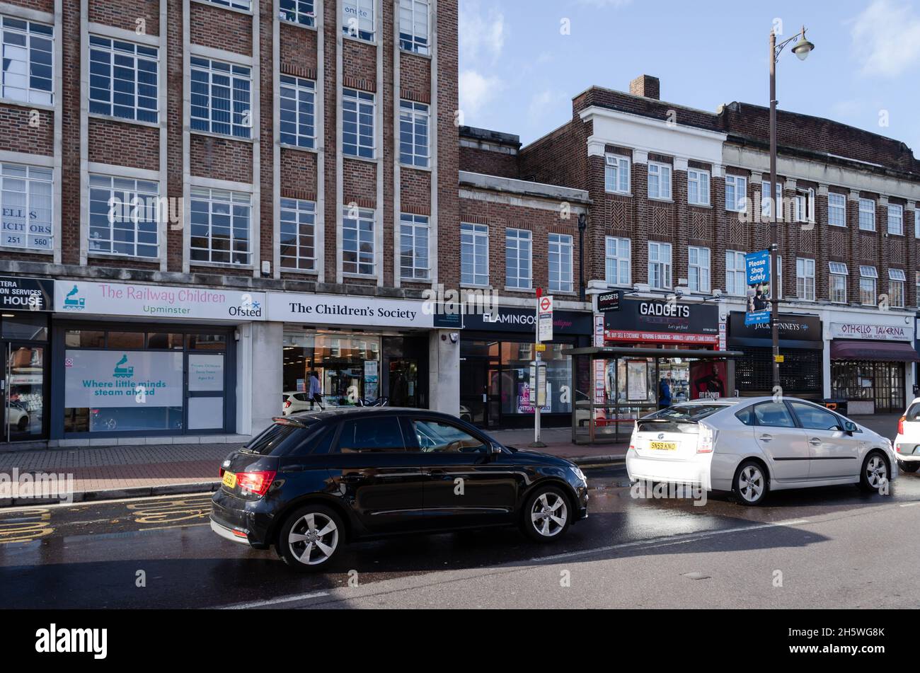 I negozi e gli appartamenti lungo la strada della stazione a Upminster, Londra, Regno Unito Foto Stock