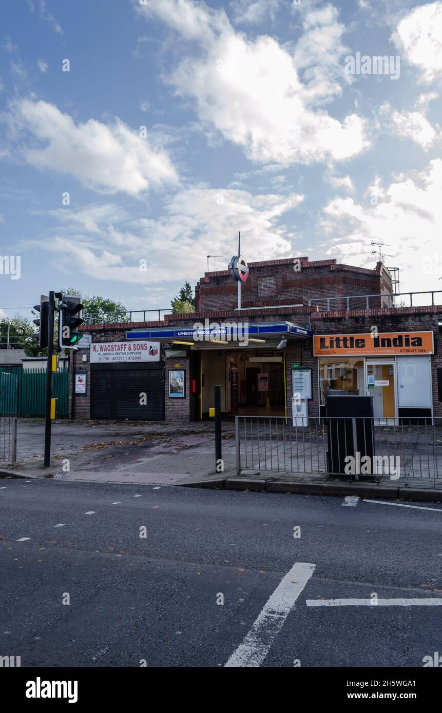 La stazione ferroviaria di Upminster Bridge lungo Bridge Road a Upminster. Foto Stock